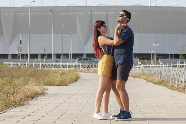 Casal dançando ao pôr-do-sol salsa zouk brasileiro. Amantes, parceiros de dança girando, conceito de dança do festival latino . — Fotografia de Stock