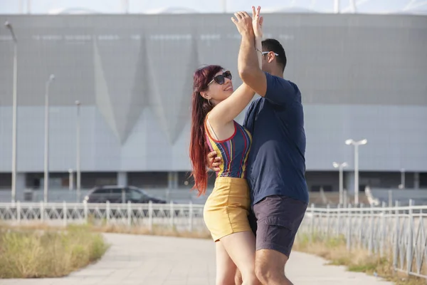 Casal dançando ao pôr-do-sol salsa zouk brasileiro. Amantes, parceiros de dança girando, conceito de dança do festival latino . — Fotografia de Stock