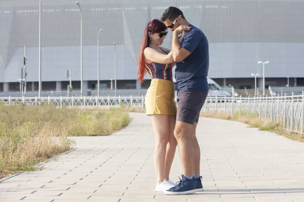 Casal jovem dançando dança latina contra paisagem urbana . — Fotografia de Stock