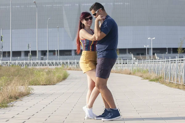 genç bir çift karşı kentsel peyzaj Latino dans dans.