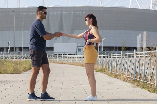 genç bir çift karşı kentsel peyzaj Latino dans dans.