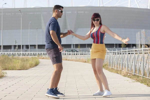 genç bir çift karşı kentsel peyzaj Latino dans dans.