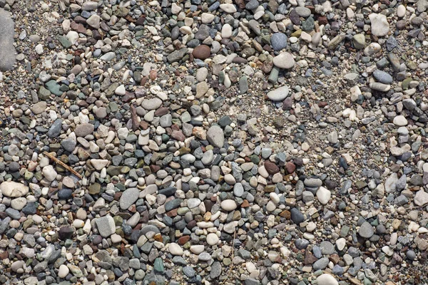 Meeresküste. Kieselstrand. kleine farbige Meeressteine in Großaufnahme. farbigen Meeresboden. Sommerferien Hintergrund, Natururlaub Konzept. Selektiver Fokus. — Stockfoto