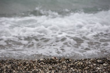 Bir deniz köpüğü sörf sırasında beyazdır. Bu kayalık sahilde geri kalanı.