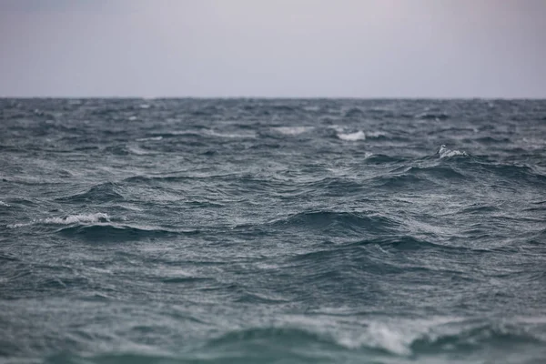 Vague de mer gros plan, vue à faible angle, effet de traitement croisé . — Photo