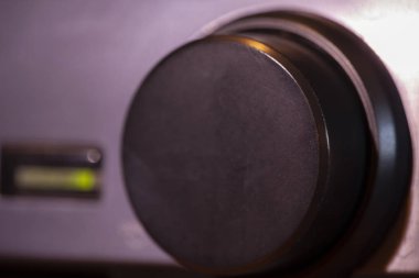 Hi-fi amplifikatörün detayı. Vintage ekipmanlar. Makro çekim. Sınırlı alan derinliği. Soyut görüntü, arka plan olarak kullanılabilir.