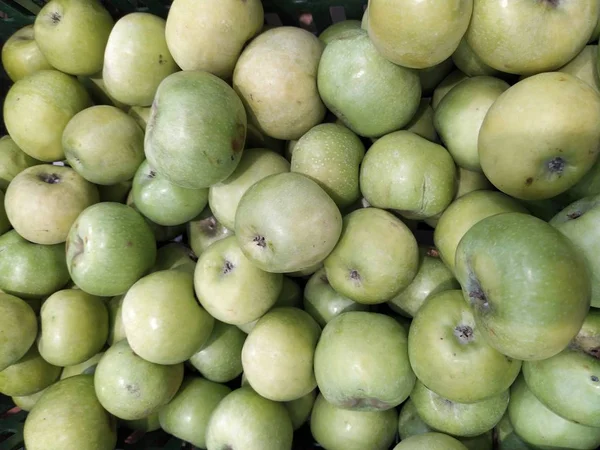 Fondo de manzana verde, profundidad de campo poco profunda . — Foto de Stock