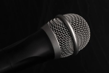 Siyah arka plan üzerine izole yakın çekim siyah mikrofon kafa.