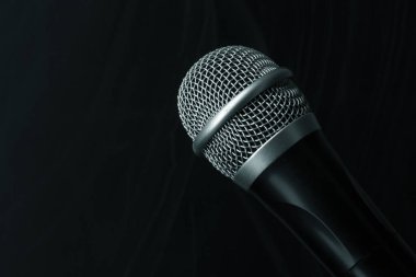 Siyah arka plan üzerine izole yakın çekim siyah mikrofon kafa.