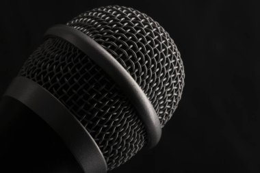 Baş ses mikrofonunu sağda kopyalama alanı olan siyah arkaplanda kapat