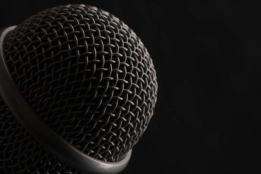 Baş ses mikrofonunu sağda kopyalama alanı olan siyah arkaplanda kapat