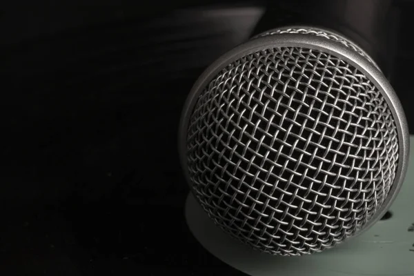 Primer micrófono de audio de cabeza en fondo negro con espacio de copia a la derecha — Foto de Stock