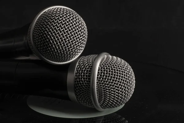 Radio microfoons. draadloze geluidsoverdracht systeem. Soft Focus Sea... twee microfoons — Stockfoto