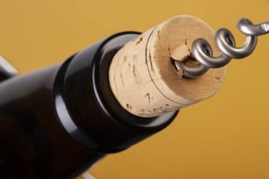 Kutlama için bir şişe şarap açıyorum. Sığ Dof. Sınırlı alan derinliği.