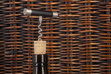 bir restoranda bir mantar vida ile bir şişe şarap açma