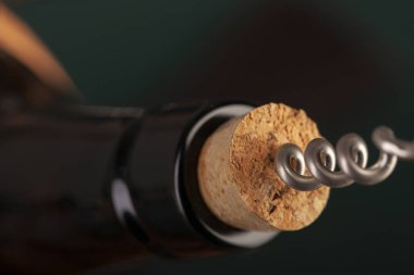 bir restoranda bir mantar vida ile bir şişe şarap açma