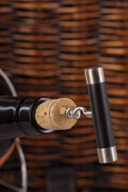 bir restoranda bir mantar vida ile bir şişe şarap açma