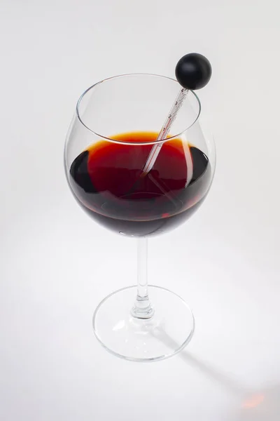 ソフト シャドウと、白地に赤ワインのガラス. — ストック写真