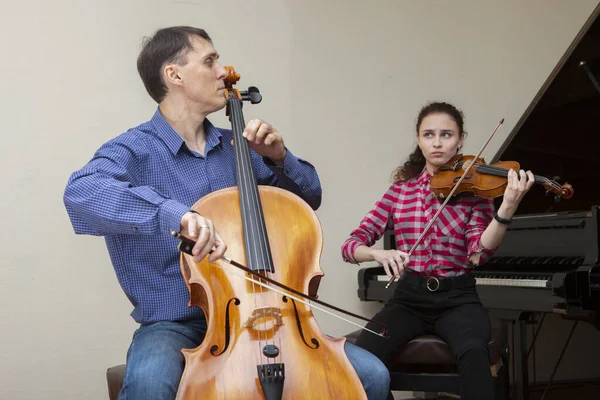 Musicisti dell'orchestra sinfonica. Giovane violinista e violoncellista in costume da concerto . — Foto Stock
