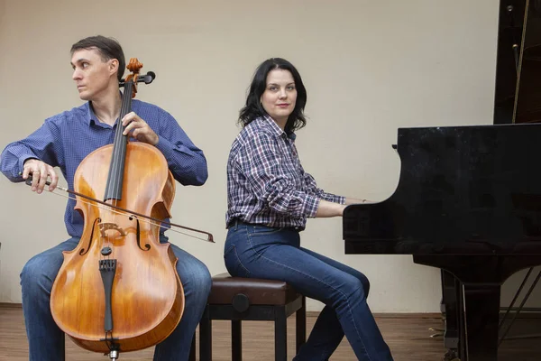 Symfoniorkesterns musiker. Cellist och pianist — Stockfoto