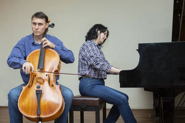 Symfoniorkesterns musiker. Cellist och pianist — Stockfoto