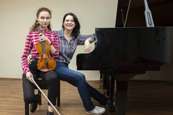 Musicians of the symphony orchestra. Young violinist and pianist — Stock Photo, Image