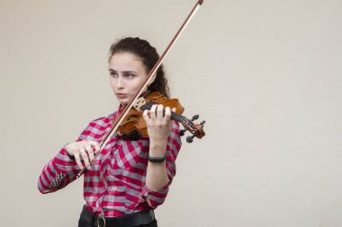 İnanılmaz genç esmer notlara bakıyor, klasik işleri öğreniyor.