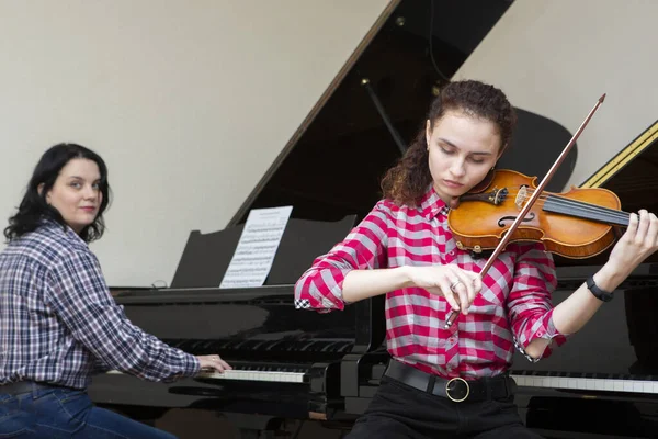 Músicos da orquestra sinfônica. Jovem violinista e pianista — Fotografia de Stock