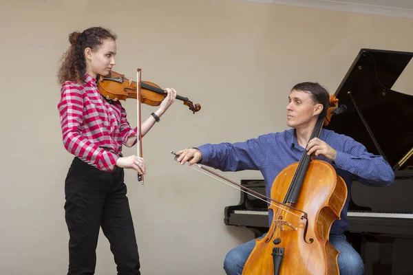 交响乐团的音乐家。 身穿音乐会服装的年轻小提琴家和大提琴家. — 图库照片