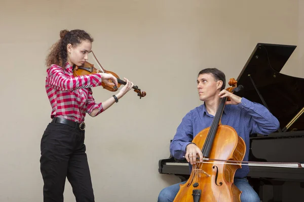 Musicians of the symphony orchestra. Young violinist and cellist in concert costumes. — Stock Photo, Image