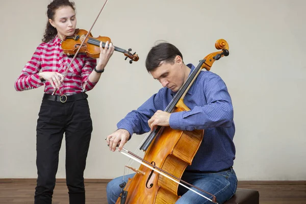 Músicos da orquestra sinfônica. Jovem violinista e violoncelista em trajes de concerto . — Fotografia de Stock