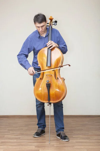 Symfoniorkesterns musiker. Cellist vid en repetition. — Stockfoto