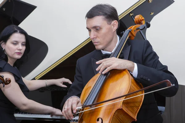 Musicisti dell'orchestra sinfonica. Cellulare e pianista — Foto Stock