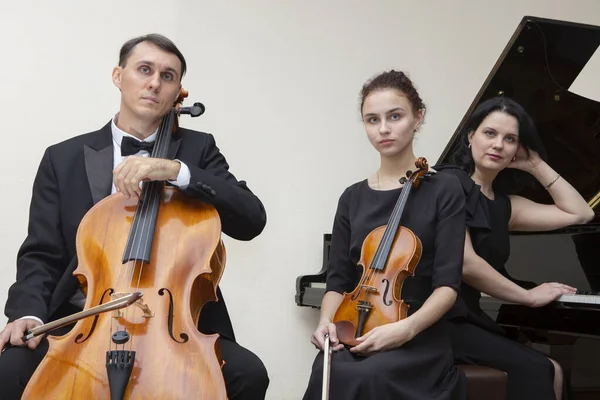 Musicisti dell'orchestra sinfonica. Giovane violinista e violoncellista, il pianista li accompagna . — Foto Stock