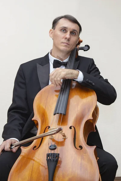 Symfoniorkesterns musiker. Cellist i konsertdräkt. — Stockfoto