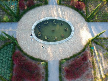 Onun düğününe gidiyor güzel park sokakta yürürken havadan görünümü tarafından çevreleyen gelin çocuklar. 