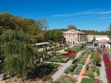 Havadan görünümü güzel Domaine villa ve Bahçe Güney Fransa, Provence, Alpes, Cte D'Azur, lüks yaz aylarında küçük otel. İnsanlar zevk teras. La Celle, Fransa, 06/12/2008