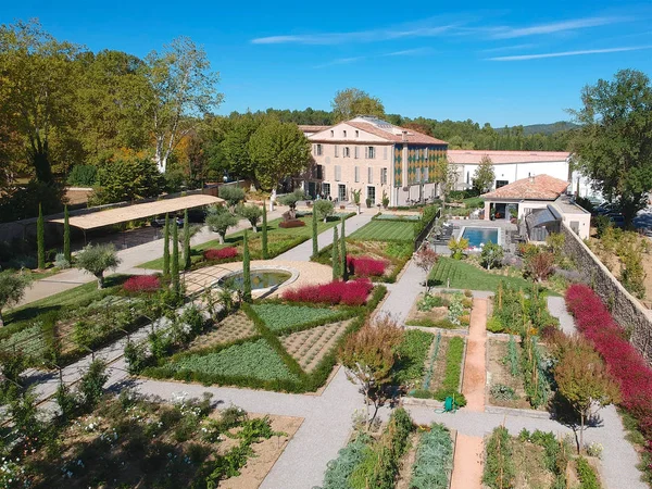 Havadan görünümü güzel Domaine villa ve Bahçe Güney Fransa, Provence, Alpes, Cte D'Azur, lüks yaz aylarında küçük otel. İnsanlar zevk teras. La Celle, Fransa, 06/12/2008
