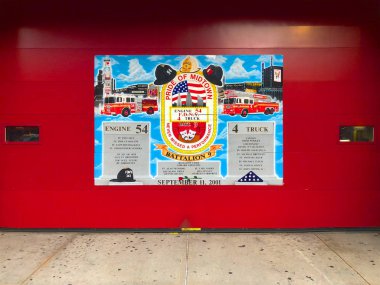 8th Avenue bir arama için bekleniyor Midtown New York'ta Fdny motor 54 merdiven 4 tabur 9 istasyonunda yangın. İtfaiyesinde firetrucks bir istasyonu içinde Park. New York, ABD 10/01/2018