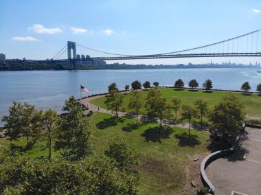 George Washington Köprüsü'nde Fort Lee, Nj de Amerikan bayrağı arka üzerinde hava görünümünü. Buraya George Washington Köprüsüne Nj Manhattan, Ny için bağlanma Hudson Nehri kapsayan bir asma köprü olduğunu.