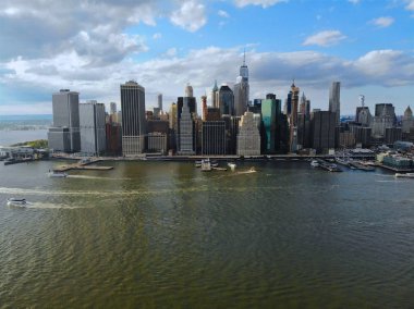 Manhattan manzarası, New York, ABD Hava görünümünü çarpıcı. Gökdelenler ve finans bölgesine ve Brooklyn iskelesinden Hudson Nehri ile panoramik manzarası