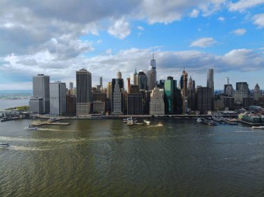Manhattan manzarası, New York, ABD Hava görünümünü çarpıcı. Gökdelenler ve finans bölgesine ve Brooklyn iskelesinden Hudson Nehri ile panoramik manzarası