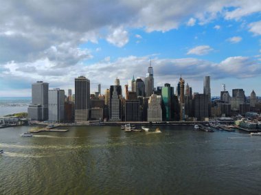 Manhattan manzarası, New York, ABD Hava görünümünü çarpıcı. Gökdelenler ve finans bölgesine ve Brooklyn iskelesinden Hudson Nehri ile panoramik manzarası