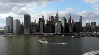 Manhattan manzarası, New York, ABD Hava görünümünü çarpıcı. Gökdelenler ve finans bölgesine ve Brooklyn iskelesinden Hudson Nehri ile panoramik manzarası