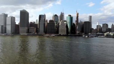 Manhattan manzarası, New York, ABD Hava görünümünü çarpıcı. Gökdelenler ve finans bölgesine ve Brooklyn iskelesinden Hudson Nehri ile panoramik manzarası