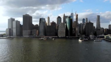 Manhattan manzarası, New York, ABD Hava görünümünü çarpıcı. Gökdelenler ve finans bölgesine ve Brooklyn iskelesinden Hudson Nehri ile panoramik manzarası