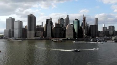 Manhattan manzarası, New York, ABD Hava görünümünü çarpıcı. Gökdelenler ve finans bölgesine ve Brooklyn iskelesinden Hudson Nehri ile panoramik manzarası