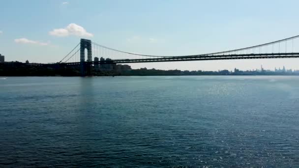 フォート ニュージャージー ジョージ ワシントン橋にジョージ ワシントン橋の空撮は ニューヨークのマンハッタンにニュージャージーを接続するハドソン川に架かる吊り橋 夏の間に Gwb のパノラマ — ストック動画