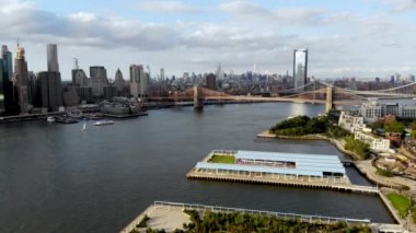 Hudson Nehri ve iskelede yürüyüş insanlar Manhattan ve new York city, Amerika Birleşik Devletleri, tekne ile Hudson Nehri ve Brooklyn Köprüsü ile Brooklyn pier hava görünümünü. 09/24/2018