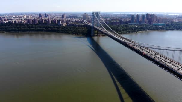 乔治华盛顿大桥的鸟瞰图在新泽西州的李堡 华盛顿大桥是横跨哈得逊河的一座吊桥 连接新泽西州和纽约曼哈顿 Gwb — 图库视频影像